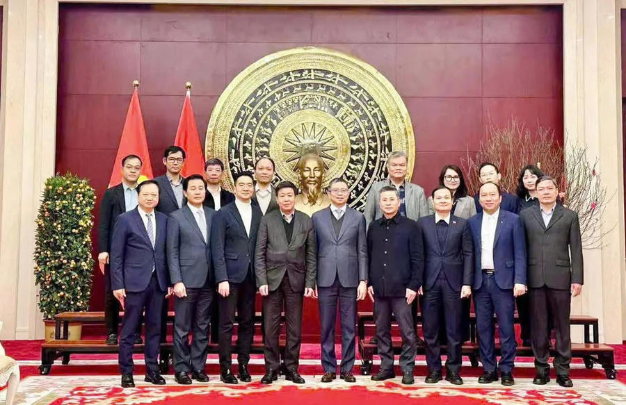 Hình ảnh 4 Standing Vice Chairman of the Hanoi People's Committee Duong Duc Tuan (front row, fourth from left) and the Hanoi delegation visit the Vietnamese Embassy in China.