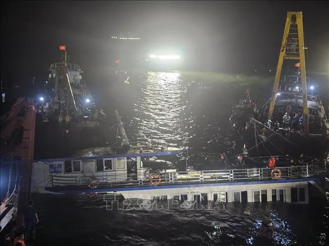 Hình ảnh 1 The tourist boat being salvaged on the early morning of July 20. Photo: Vietnam News Agency