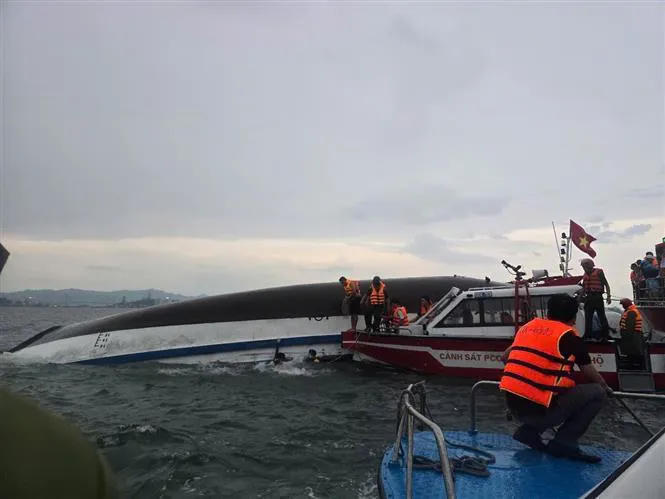 Rescue teams approach the tourist boat after it capsized early in the afternoon of July 19. Photo: Vietnam News Agency