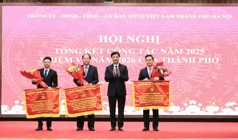 Hanoi Party Secretary Nguyen Duy Ngoc (second from right) hands flags of emulation to Party members for their remarkable performances. Photo: Thanh Hai/The Hanoi Times