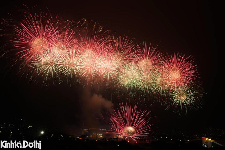 High-altitude fireworks illuminate Hanoi’s skyline as the celebration unfolds across the capital.