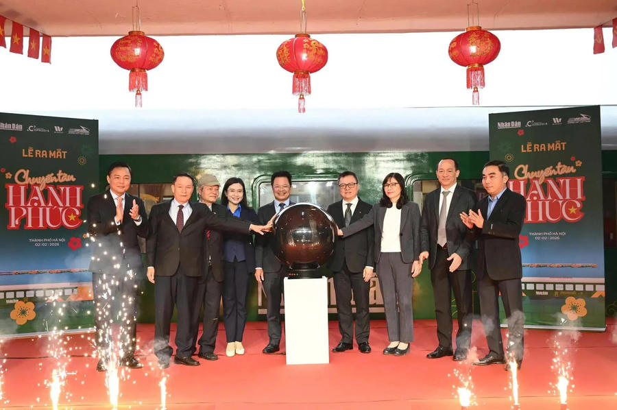Hình ảnh 1 Delegates take part in the launch ceremony of the “Happiness Train”. Photos: Nhan Dan Newspaper