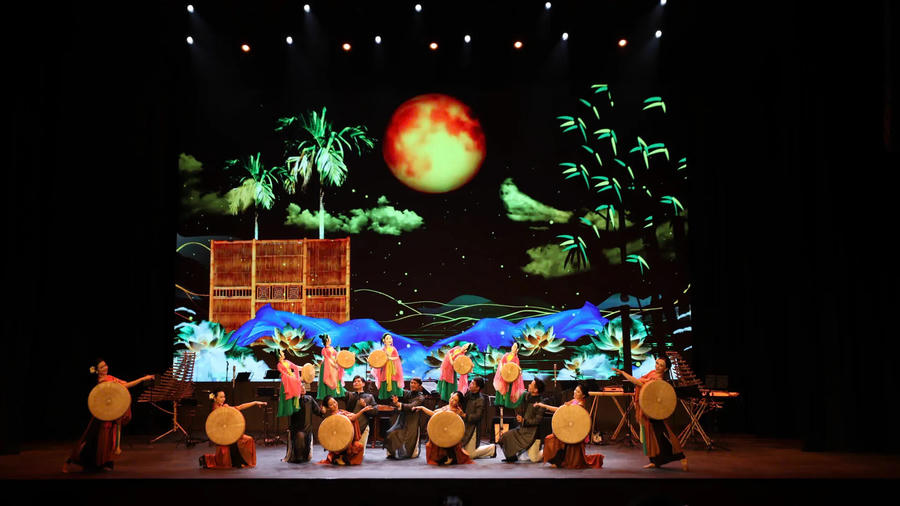 International New Year art program strengthens friendship and cultural exchange in Hanoi