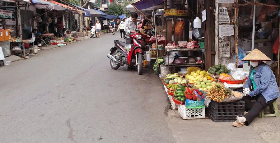 Inside a temporary, unofficial market in Dong Da Ward. Photo: Hoai Nam/The Hanoi Times