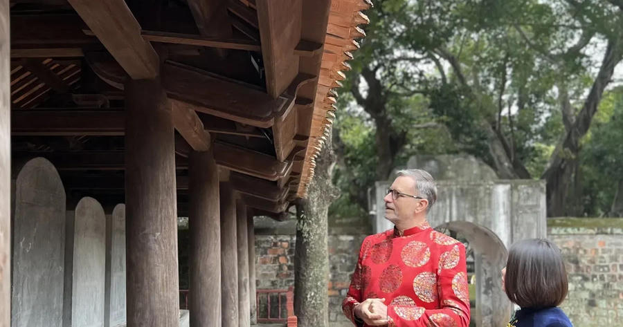 French ambassador experiences Tet customs in Hanoi ahead of Lunar New Year
