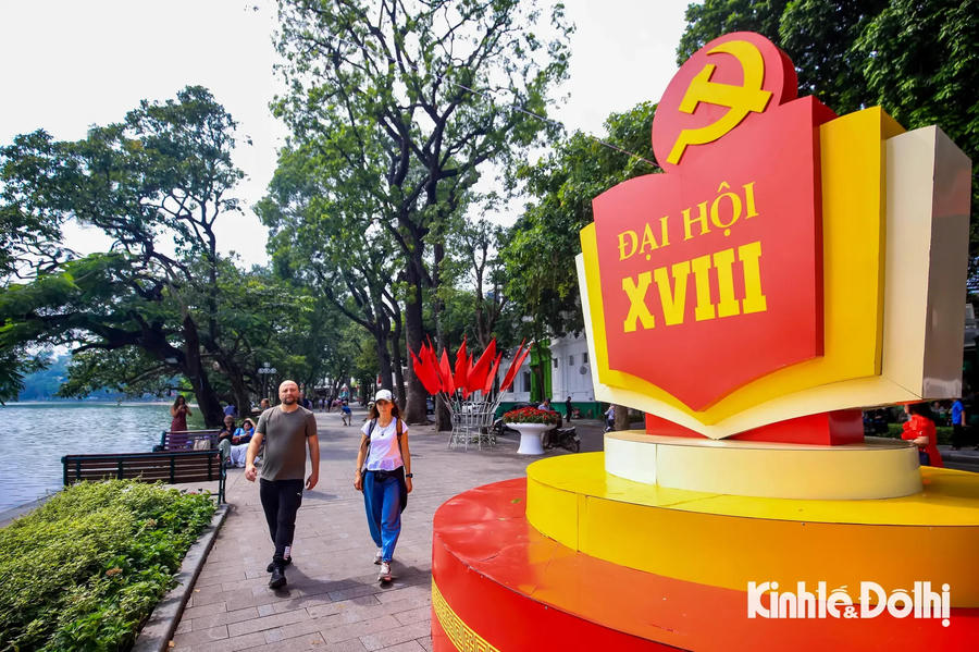 Hình ảnh 1 Colorful panels and posters around Hoan Kiem Lake stand as symbols of unity and the pride of the capital’s residents. Photos: Thanh Hai