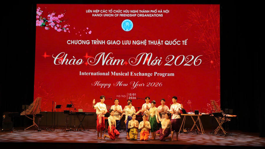 International New Year art program strengthens friendship and cultural exchange in Hanoi