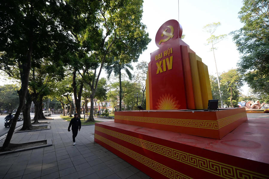 Hình ảnh 9 Red flags, bright flowers and green trees lend Hanoi a refreshed appearance during the winter season, leaving a strong impression on both residents and visitors.