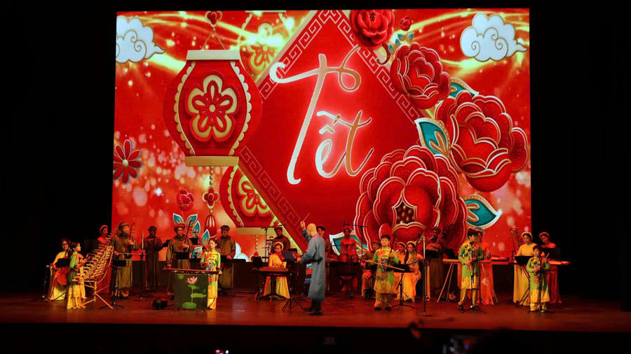 The international art programme titled “Welcome the New Year 2026” took place in Hanoi yesterday. Photos: Hanoi Union of Friendship Organizations