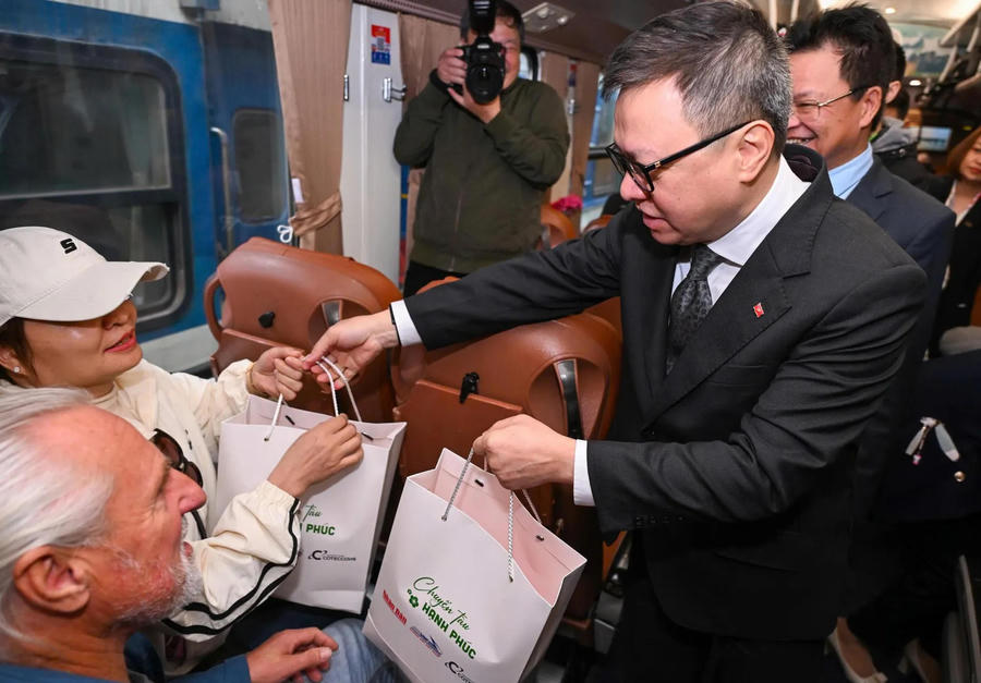 Hình ảnh 2 Le Quoc Minh, Editor in Chief of Nhan Dan Newspaper, presents gifts to passengers aboard the Happiness Train.
