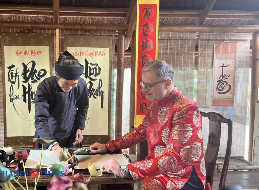 The ambassador experienced the art of calligraphy writing.