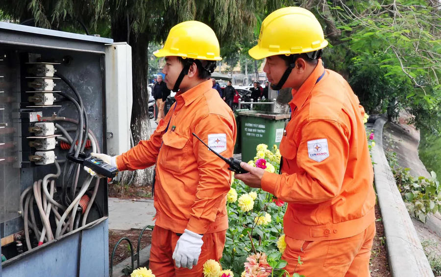 Hình ảnh 1 EVN Hanoi's electrical engineers check on a power station. Photo: Hoai Nam/The Hanoi Times