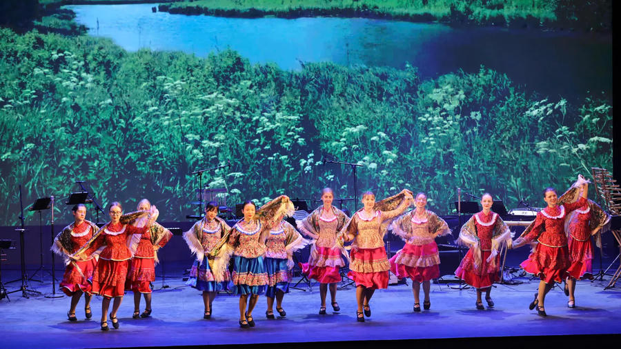 International New Year art program strengthens friendship and cultural exchange in Hanoi
