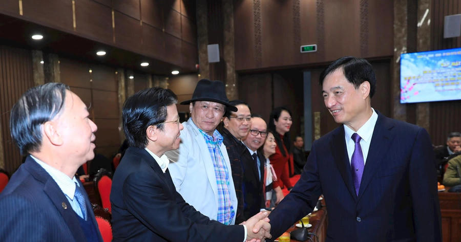 Hanoi Party Chief pledges full support for artists, scientists