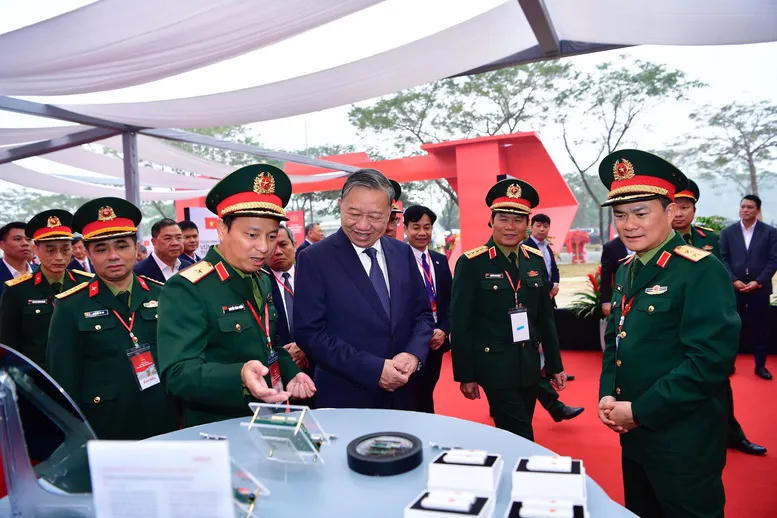 Hình ảnh 2 Party General Secretaray To Lam tours an exhibition showcasing military tech products.