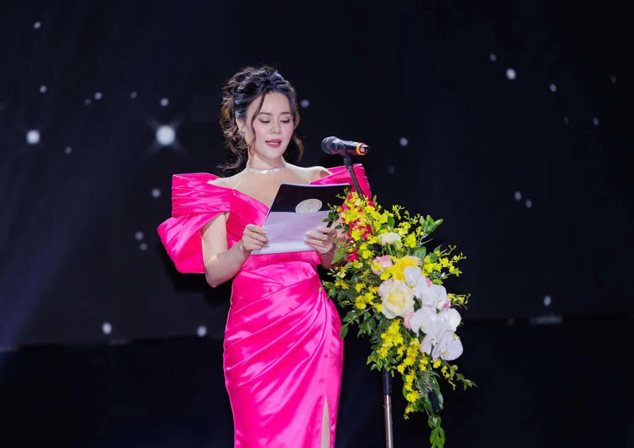 Hình ảnh 2 Phan Kim Oanh, President and Founder of both Miss Multicultural Vietnam and Miss Multicultural World.