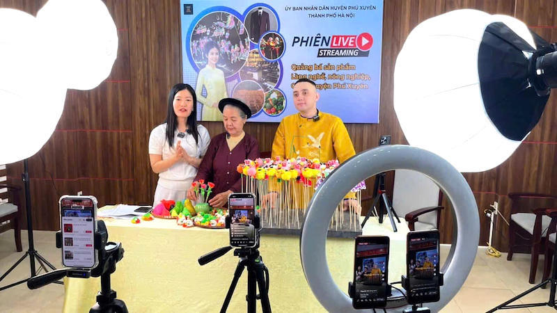 Hình ảnh 2 Hanoi's Phu Xuyen Commune supports craft villages in livestream commerce. Photo: Hanoimoi Newspaper