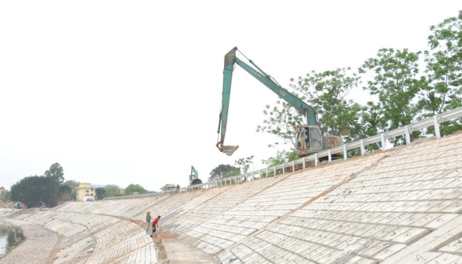 Hình ảnh 1 Upgrading and rehabilitation works underway on the Ca Lo River dike section running through Da Phuc Commune in Hanoi. Photo: The Hanoi Times