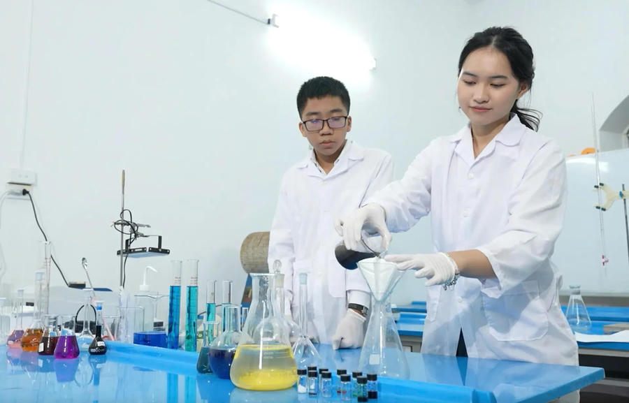 Two students of Viet Duc High School in Hanoi perform their chemical experiment. Photo: Nam Du/The Hanoi Times