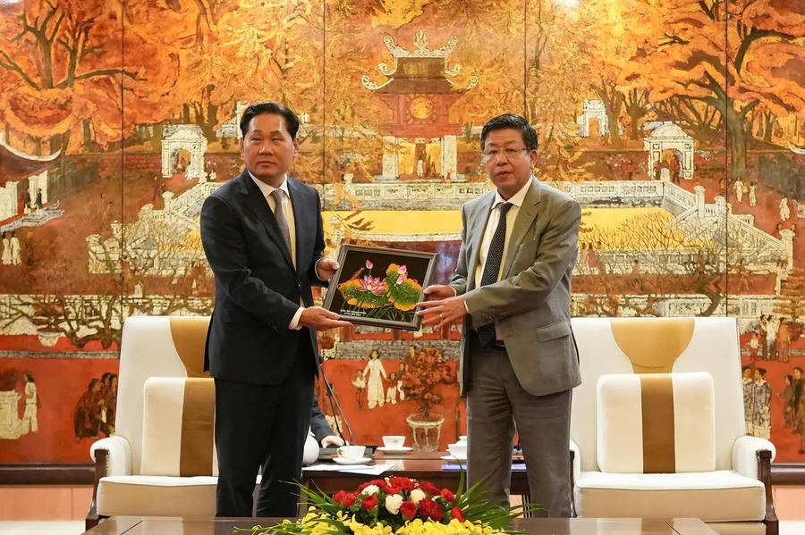 Standing Vice Chairman of the Hanoi People’s Committee Duong Duc Tuan (right) meets with Kim Yong-seog, Head of Motor Vehicles Management Bureau of South Korea’s Ministry of Land, Infrastructure and Transport. Photo: The Hanoi Times