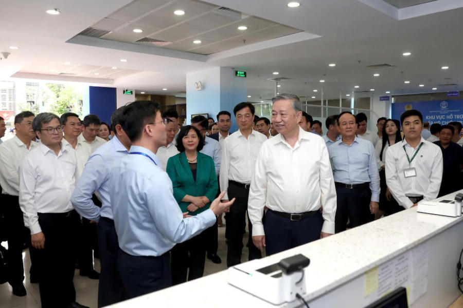 Party General Secretary To Lam and leaders of central agencies and the Hanoi municipal government visit the Hanoi Public Administrative Service Center. Photo: Thanh Hai/The Hanoi Times