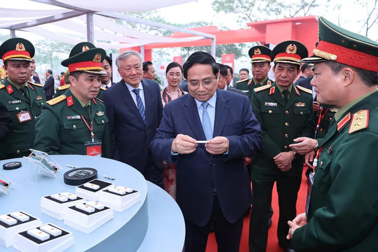 Hình ảnh 4 Prime Minister Pham Minh Chinh tours an exhibition showcasing military tech products.