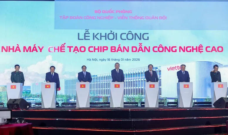 Hình ảnh 1 Party General Secretary To Lam (center) and Prime Minister Pham Minh Chinh (third from left) kick off the construction of Vietnam's first semiconductor chip manufacturing plant on January 16. Photos: VGP