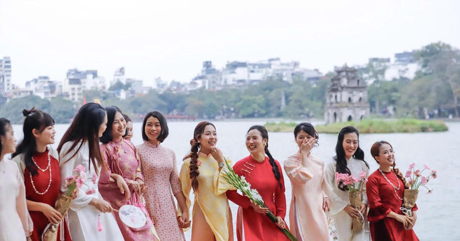 Hanoi’s youth revive tradition in Ao Dai as Tet approaches Hanoi’s youth revive tradition in Ao Dai as Tet approaches