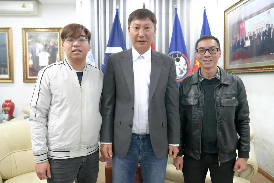 Head coach Kim Sang-sik (center). Photo: Ngoc Tu/The Hanoi Times