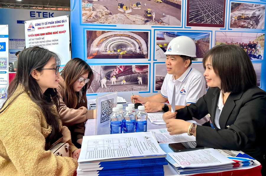 Hình ảnh 1 A representative of Song Da 5 JSC speaks with students about available job opportunities. Photo: Tran Oanh/The Hanoi Times