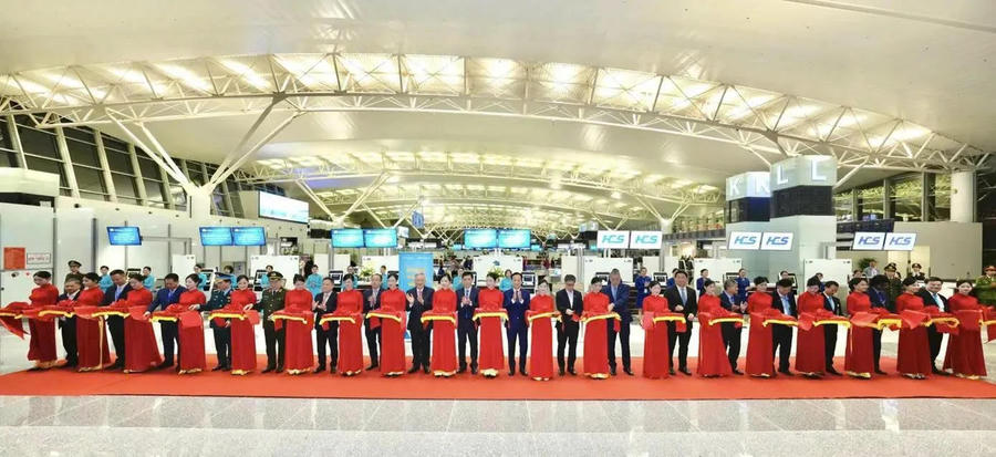 Hình ảnh 1 Delegates perform the ribbon-cutting ceremony. Photo: Pham Cong/The Hanoi Times