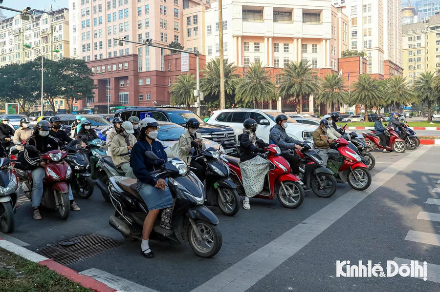 Hình ảnh 2 Vehicle users stop at a red light on Trung Kinh Street. Photo: Duy Minh/The Hanoi Times