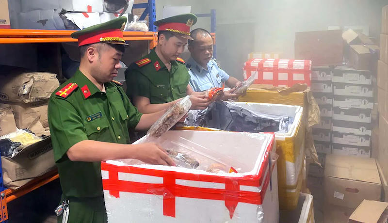 Market management force seizes illegal animal organs in Hanoi's Chuong My Ward. Photo: Hoai Nam/The Hanoi Times