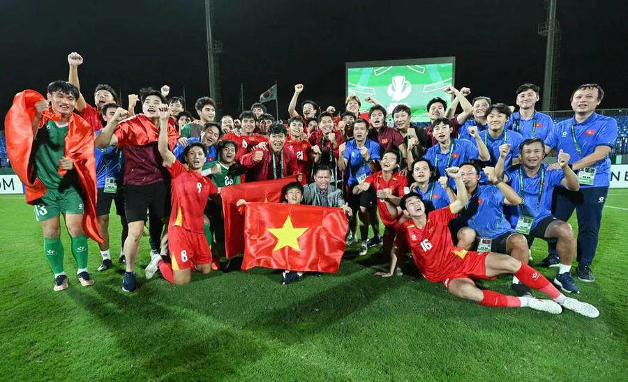 The coaching staff and U23 Vietnam players celebrate their third-place win at the AFC U23 Championship 2026 finals. Photo: VFF