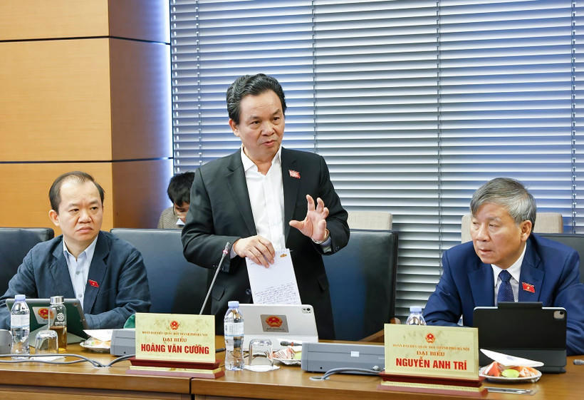 Prof. Hoang Van Cuong, National Assembly deputy and member of the Prime Minister’s Policy Advisory Council (center). Photo: Vietnam News Agency