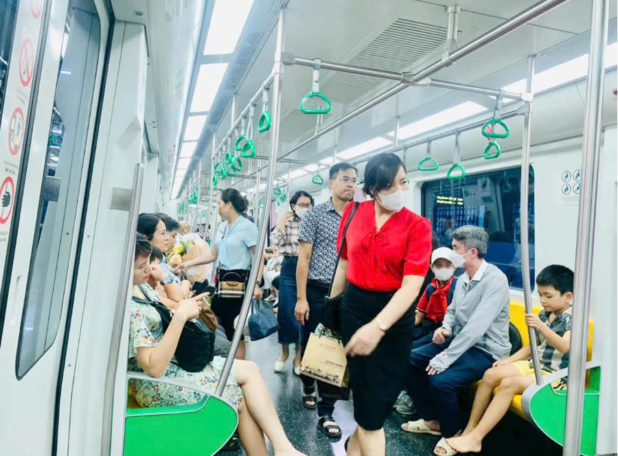 Hình ảnh 2 Large numbers of residents use the metro for their daily travel.