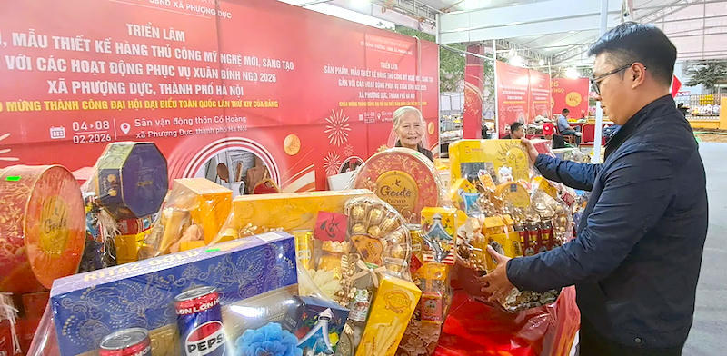Local consumers shop at the exhibition of innovative handicraft products and design samples. Photo: Hoai Nam/The Hanoi Times