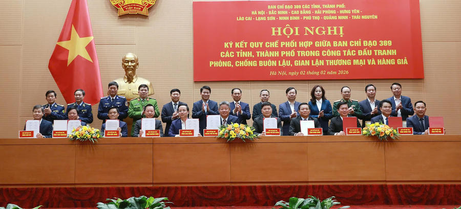 The signing ceremony of the cooperation agreement between Steering Committee 389 of Hanoi and 10 northern provinces and cities. Photo: Hanoimoi Newspaper