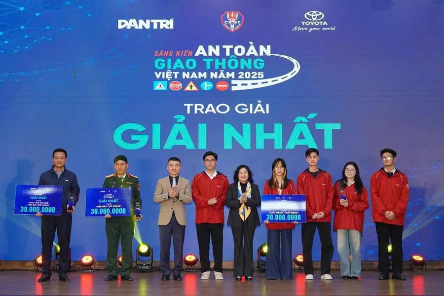 Hình ảnh 1 The first prize winners receive their awards at the contest. Photo: Vietnam News Agency