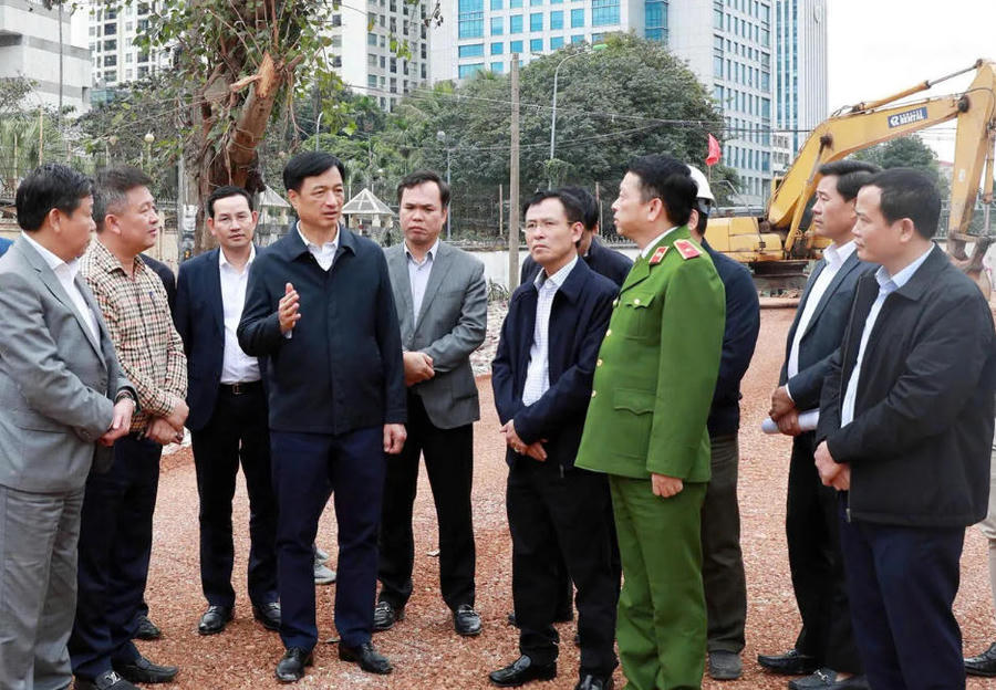 Hình ảnh 4 Hanoi Party Chief Nguyen Duy Ngoc and city leaders inspect the Ring Road 1 project site.