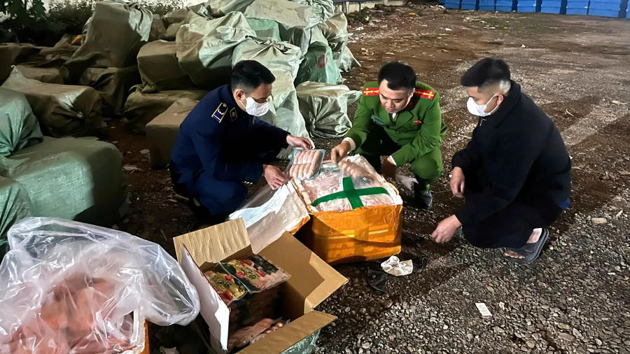 Hình ảnh 1 Hanoi authorities on January 25 seized over 10 tons of frozen sausage food of unknown origin in Gia Lam Ward. Photo courtesy of the Hanoi Market Surveillance Agency