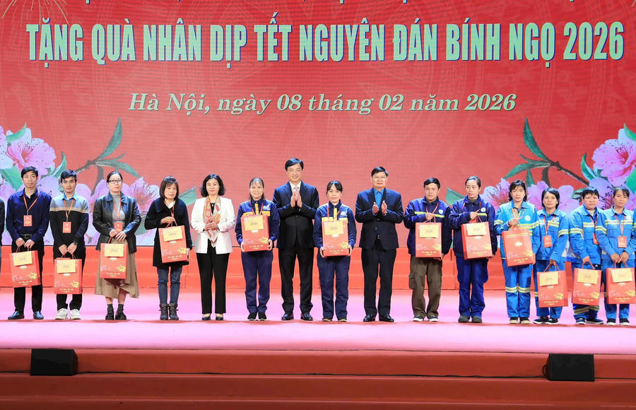 Hanoi Party Secretary Nguyen Duy Ngoc presents Tet gifts to Hanoi workers and employees.