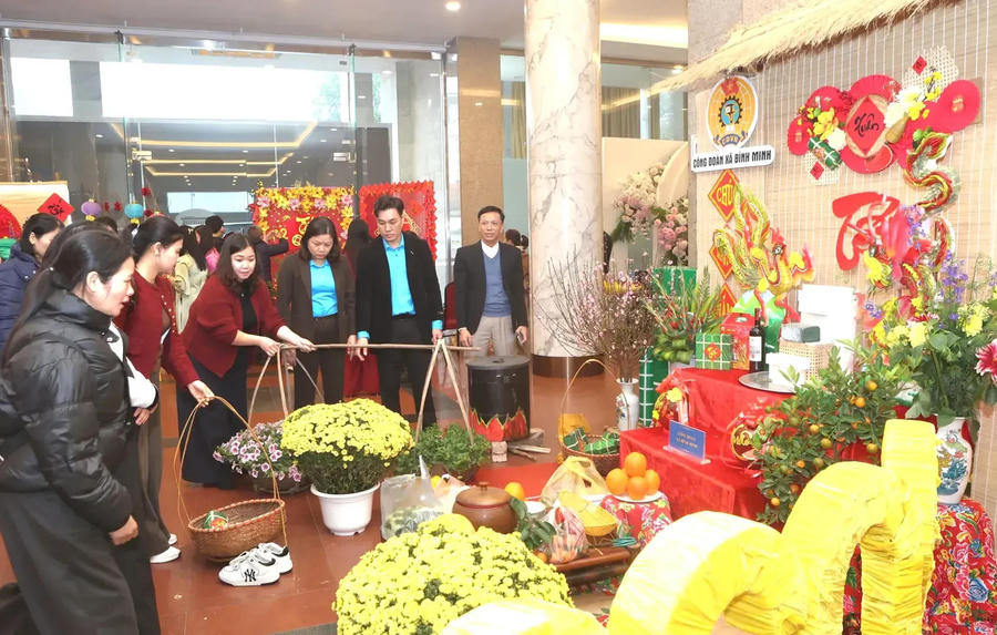Hanoi workers arrange fruits and traditional foods for Tet celebration. Photos: Thanh Hai/The Hanoi Times