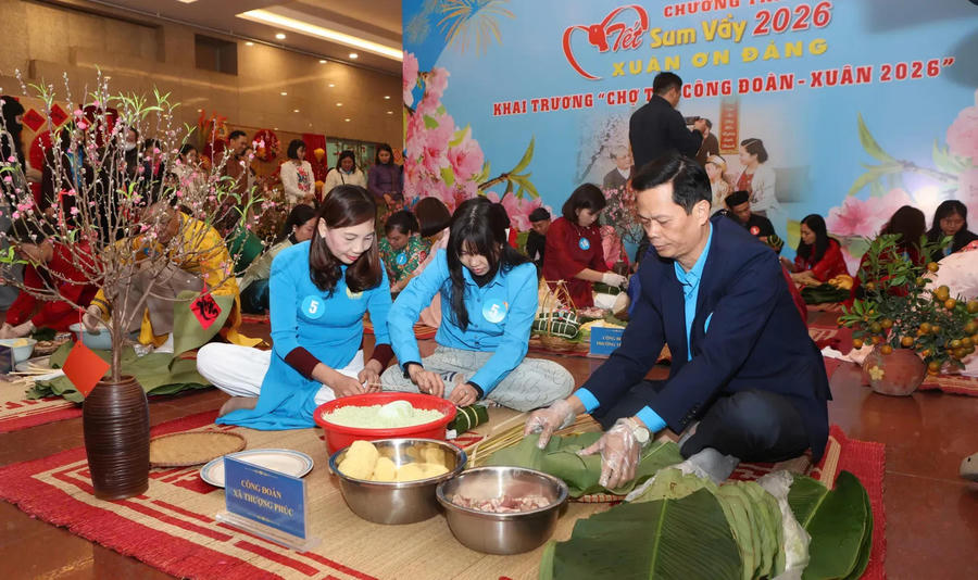 The making of chung cake at the event.