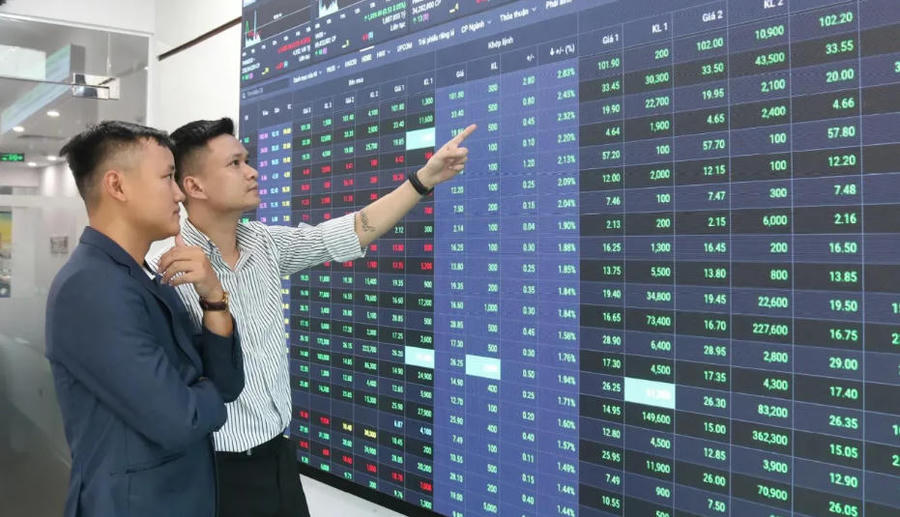 Local investors at a securities firm in Hanoi. Photo: Pham Hung/The Hanoi Times