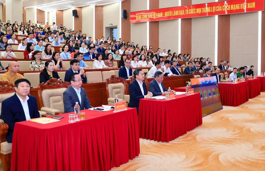 Participants at the meeting.