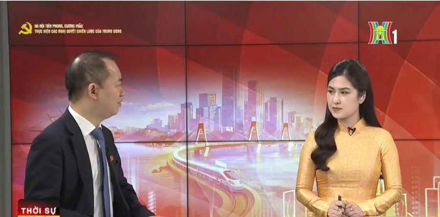 Associate Professor Bui Hoai Son speaks on Resolution 80 on Vietnamese cultural development during a live news program hosted by the Hanoi Media Group.