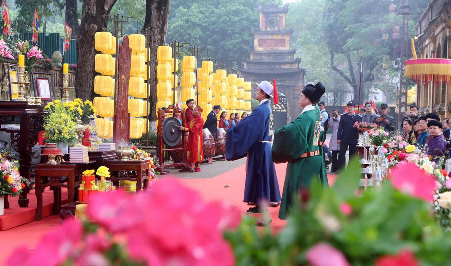 The royal Tong Cuu Nghinh Tan (Bidding Farewell to the Old Year and Welcoming the New Year) Ceremony is reenacted at the Thang Long Imperial Citadel in Hanoi during the 2026 Lunar New Year celebrations. Photo: Duy Khanh/ The Hanoi Times