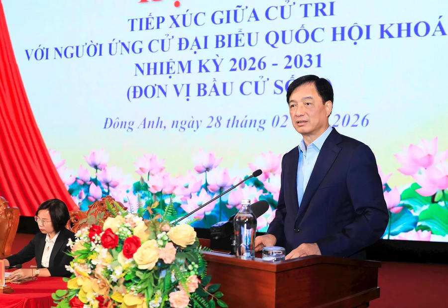 Secretary of the Hanoi Party Committee Nguyen Duy Ngoc speaks at the voter meeting.