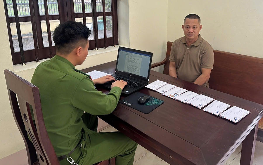Lấy lời khai đối tượng Thái Doãn Hổ - Ảnh Công an Nghệ An.